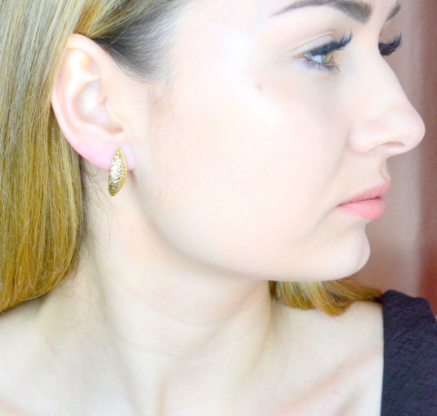 Złote kolczyki damskie 375 z ozdobnym grawerowaniem KL 2575 375.  Złoto, to kruszec od wieków symbolizujący luksus, doskonałość i ponadczasowość. Kolczyki to dodatek idealny dla kobiet w każdym wieku. Delikatne, a przy tym eleganckie.jpg